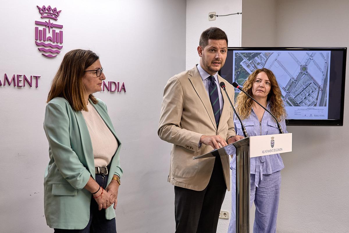José Manuel Prieto, entre Inma Rodríguez y Maite Alonso, ayer al anunciar el inicio de este proyecto.