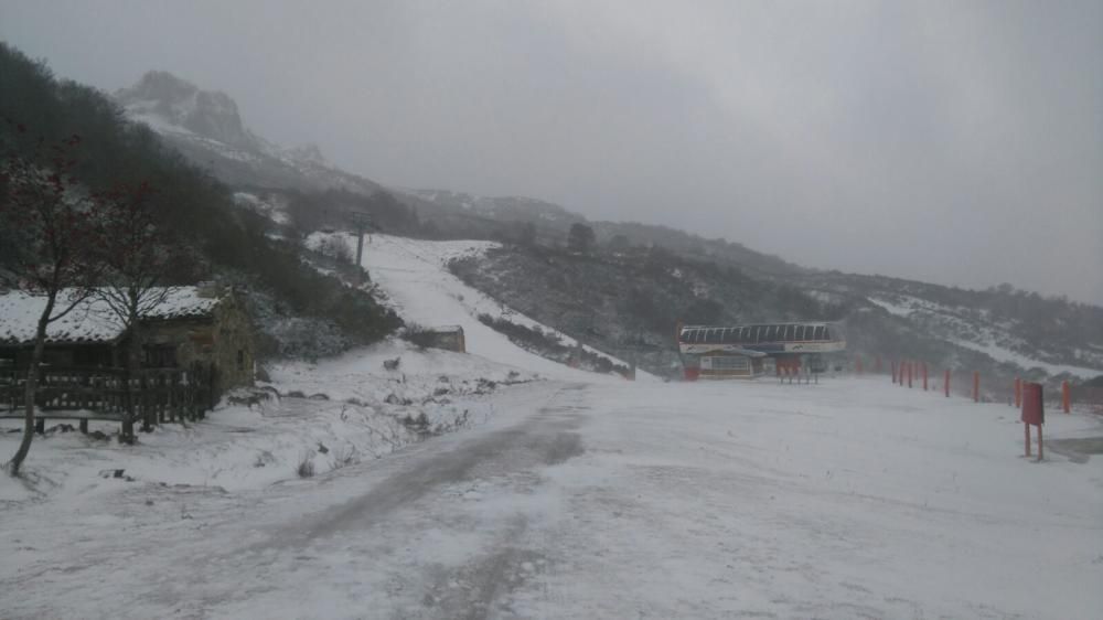 Nieve en la estación de esquí de Fuentes de Invierno