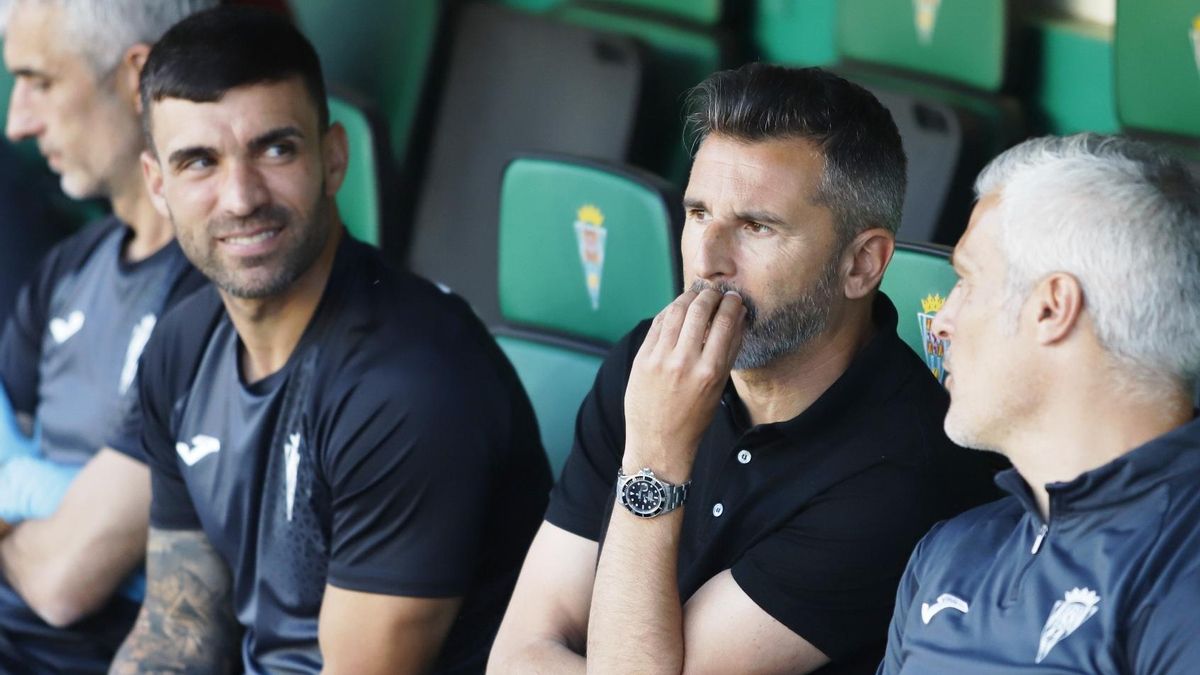 Iván Ania, en el banquillo del Córdoba CF en un partido celebrado en El Arcángel.