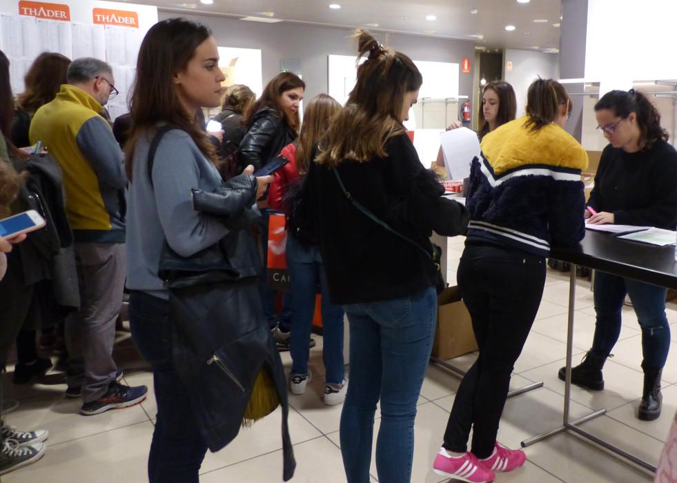 Recogida de dorsales en el Thader para la IV Carrera de la Mujer (Mañana)