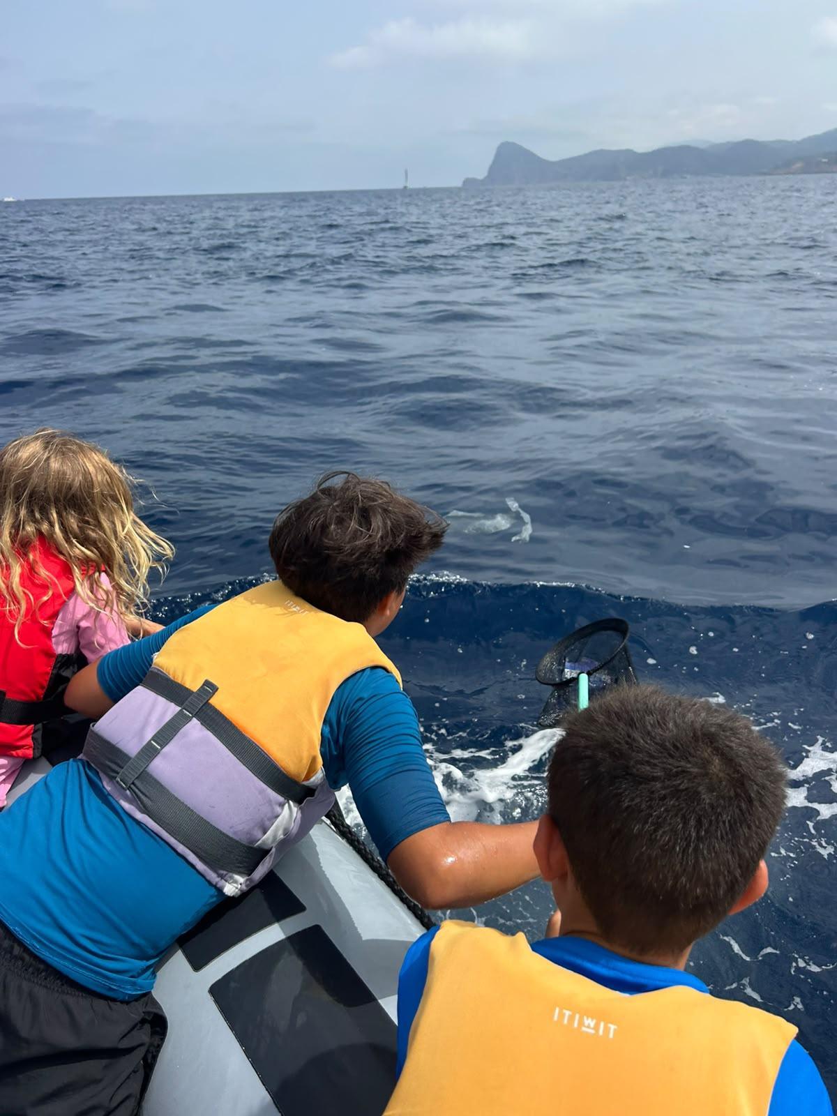 Los niños, 'pescando' basura en la bahía de Portmany