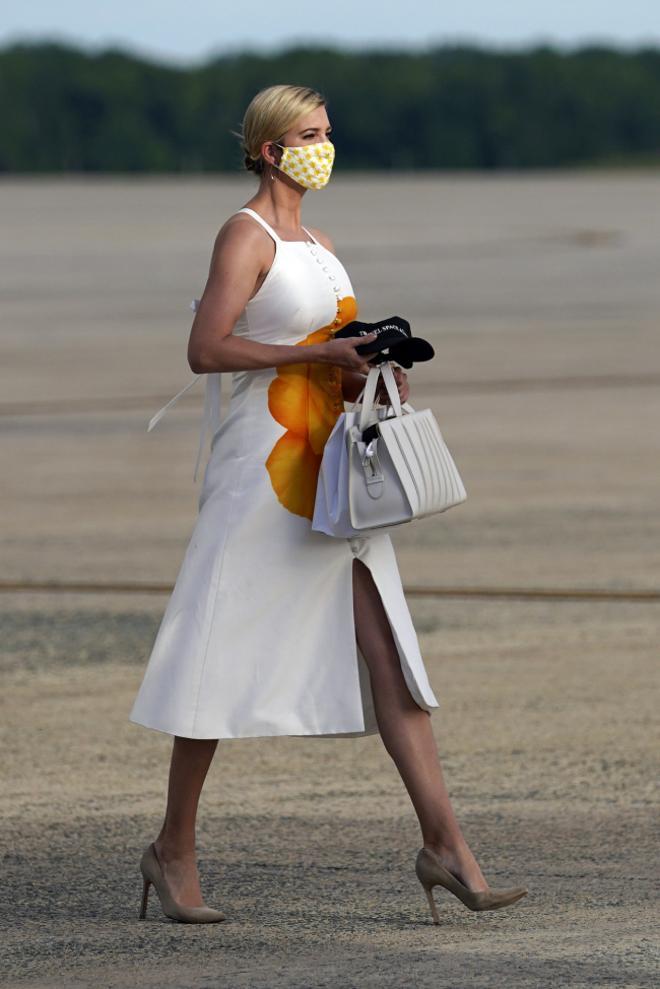 El vestido blanco con estampado XL que ha hecho que Ivanka Trump sea la más elegante del momento