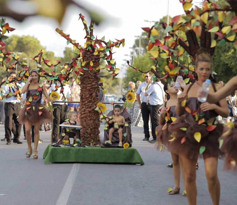 El desfile de carrozas inunda de color las calles de Pinoso con cientos de participantes