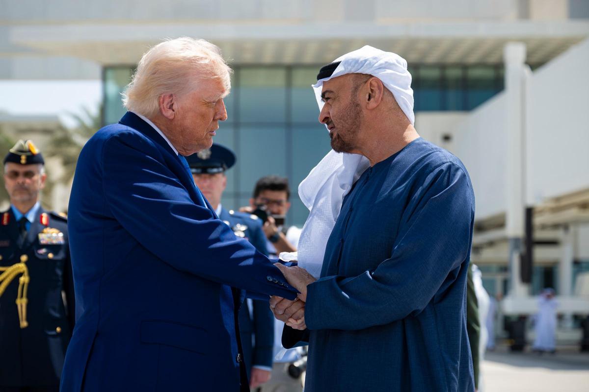 El presidente estadounidense, Donald Trump, despidiéndose del presidente de Emiratos Árabes Unidos, Mohamed bin Zayed Al Nahyan en el Aeropuerto Presidencial de Abu Dabi, Emiratos Árabes Unidos, el 16 de mayo de 2025.