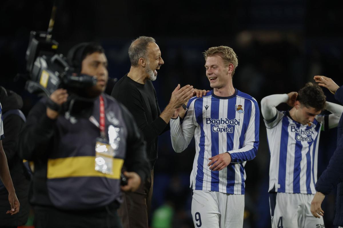 El entrenador de la Real, Pellegrino Matarazzo (2-i), celebra la victoria con Orri Óskarsson (2-d).