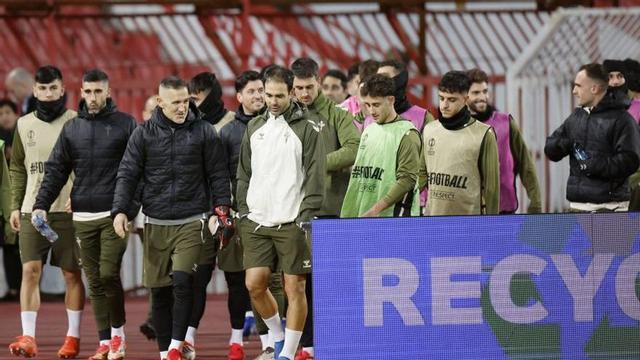 Jugadores y técnicos saltan al Rajko Mitic.