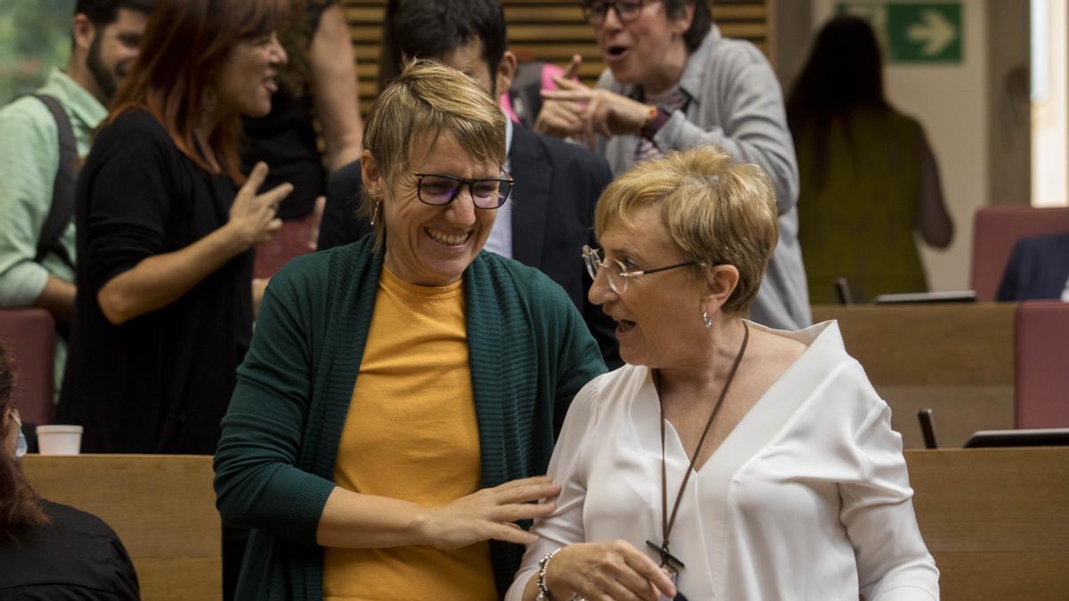 La síndica de Compromís, Papi Robles, y la síndica del PSPV, Ana Barceló, en las Cortes Valencianas.