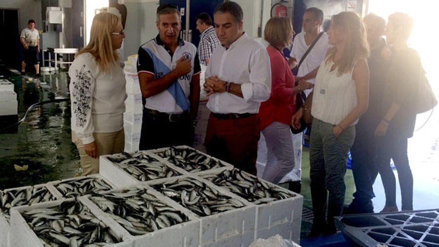 Bendodo ha visitado la lonja junto a Ana Mula y Miguel Ángel Carmona.