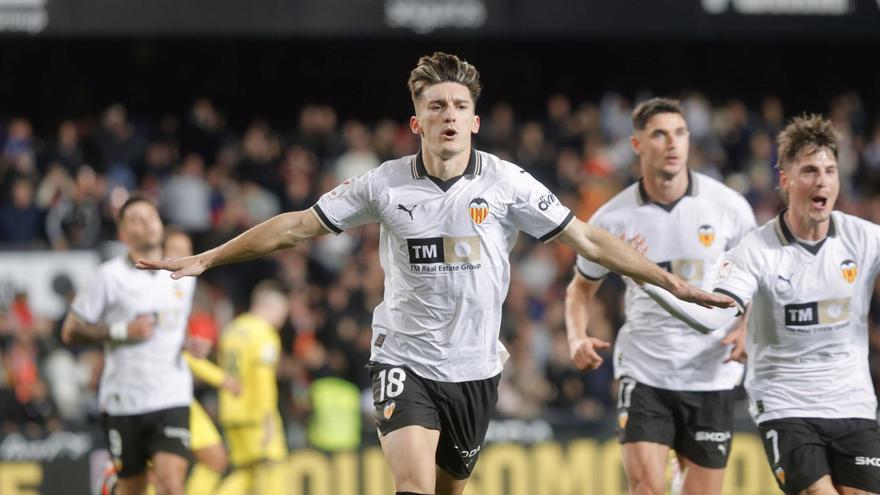 Pepelu, que se ha erigido en pieza fundamental del centro del campo del Valencia, celebra uno de sus goles de esta temporada. | J. M. LÓPEZ