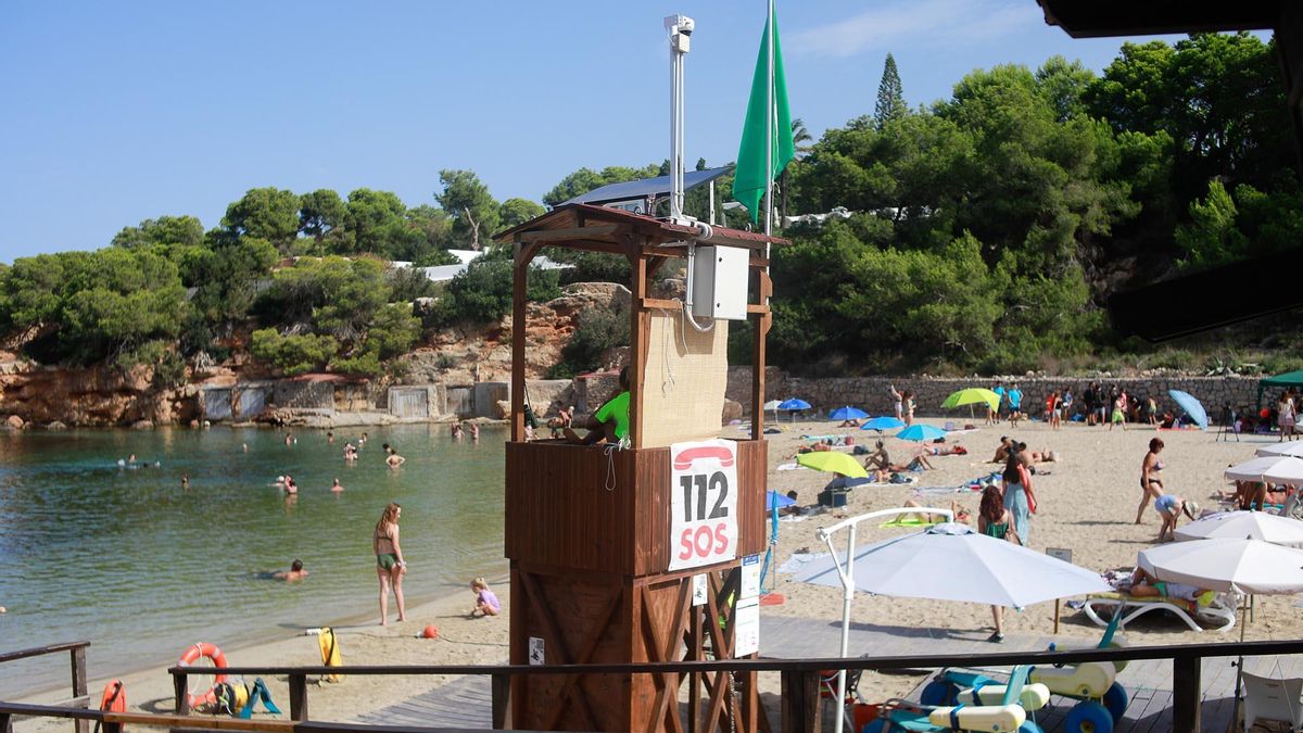 Una torre de socorrista en una playa de Sant Antoni, foto de archivo.