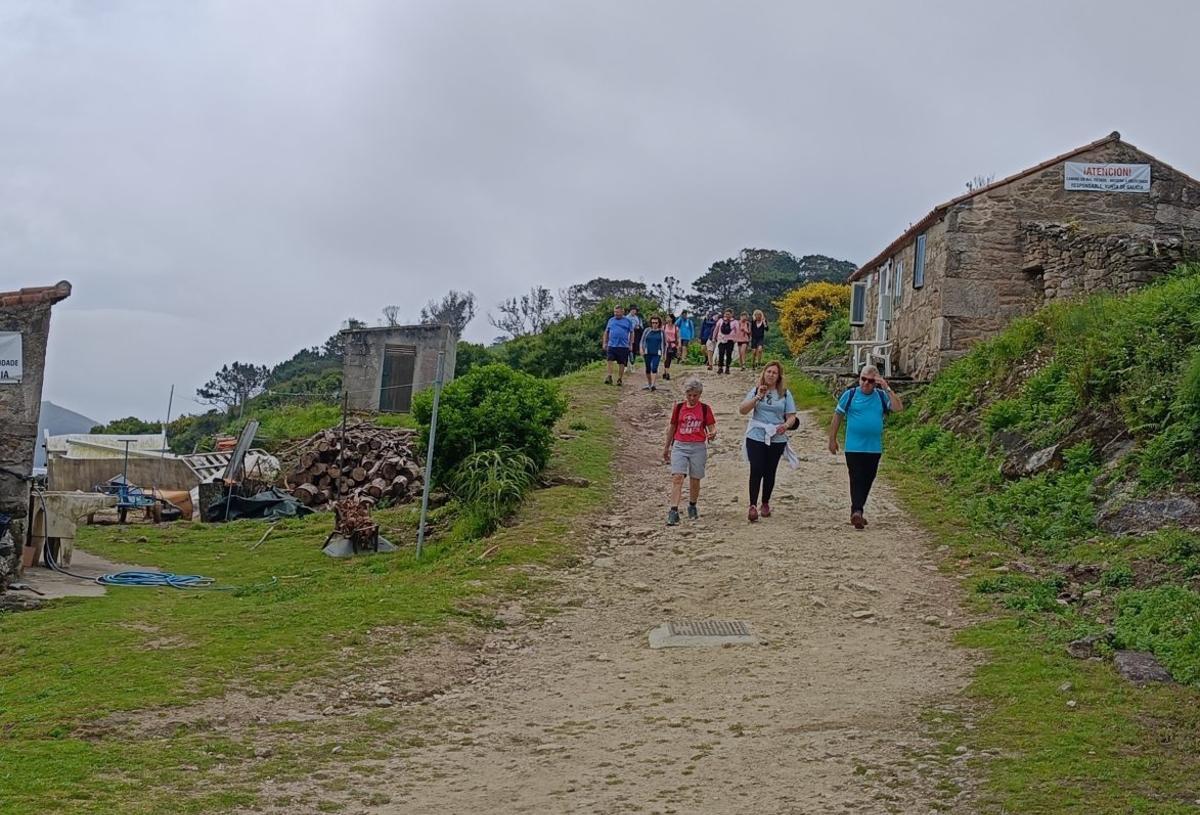 Las rutas por O Morrazo incluyen el territorio insular, como esta visita a Ons. | ASBEL