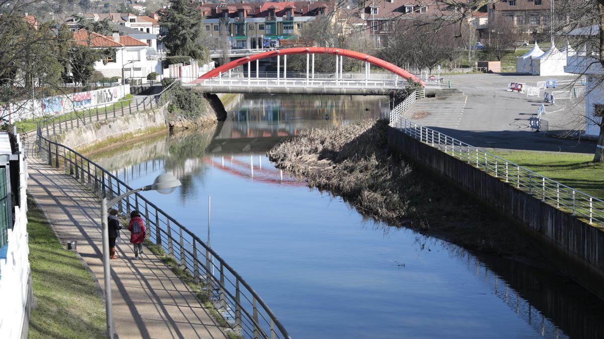 Zona del anillo navegable del Piles a su paso por Las Mestas.