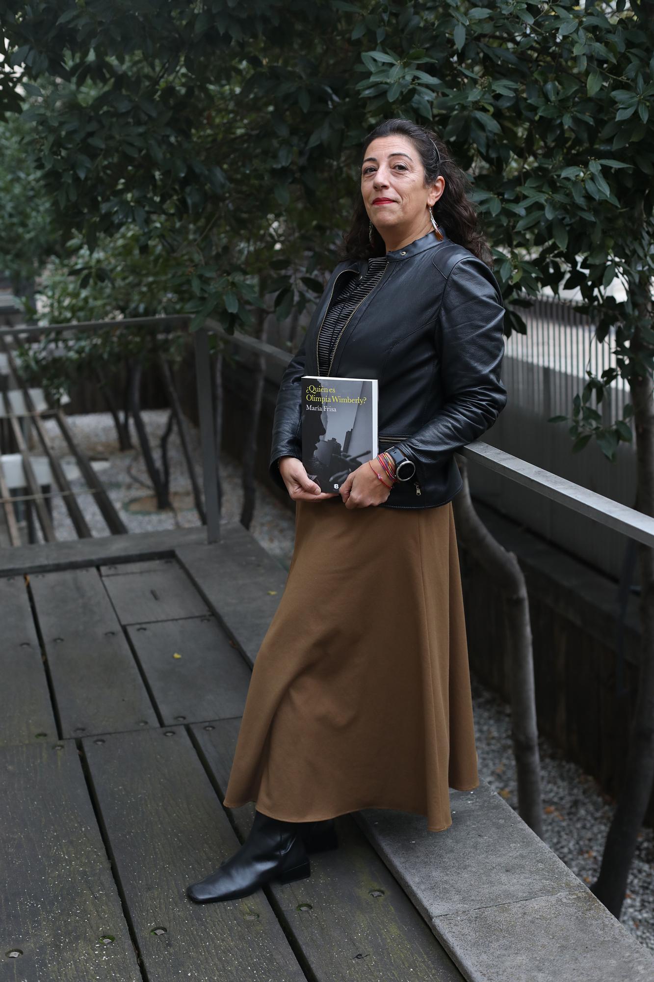 La escritora María Frisa posa con su nueva novela.