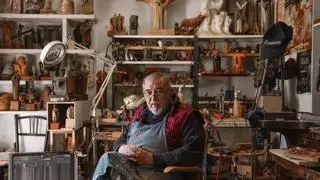 El escultor que creó la estatuilla de los Premios Goya: "Dejar de hacerlas fue un palo, pero yo no soy sólo eso"