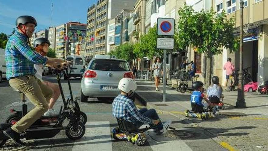 Un adulto y cuatro menores con patinetes eléctricos.