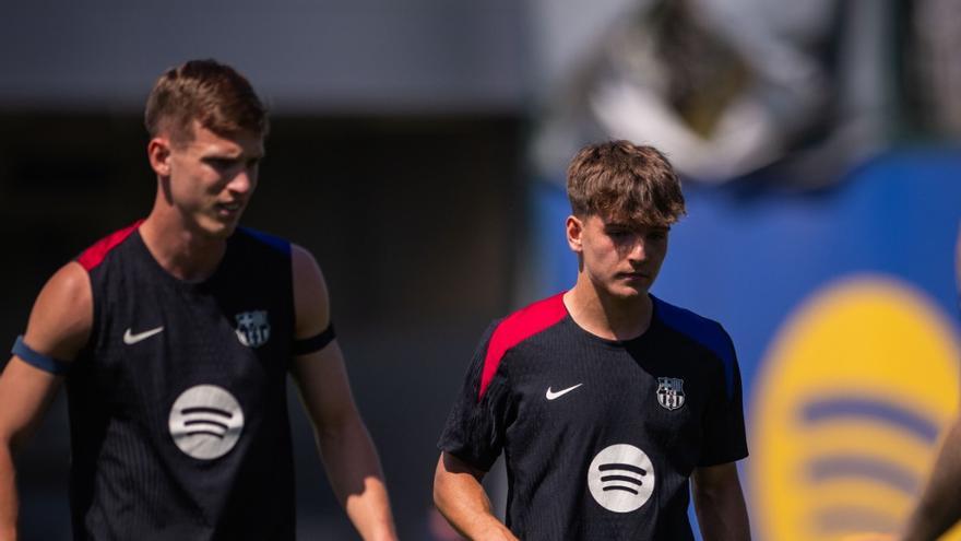 Último entrenamiento del FC Barcelona antes de cerrar LaLiga con los juveniles Dro y Juan Hernández