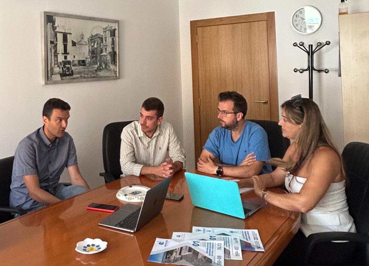 Reunión de representantes del Ayuntamiento de l'Alcora con la empresa contratada para desarrollar la EGM.