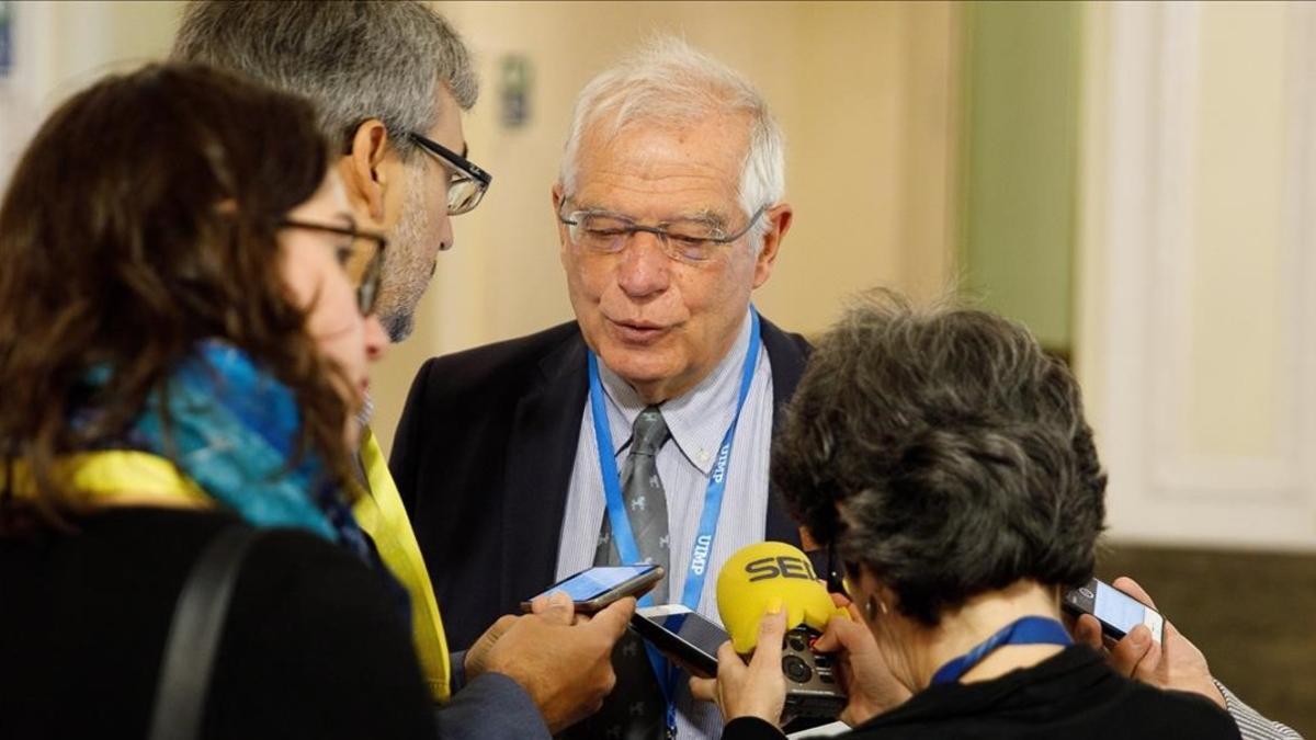 Josep Borrell atiende a la prensa a su llegada a la reunión informal de ministros de Exteriores de la UE en Viena