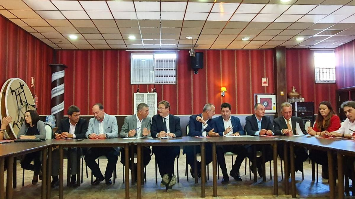 Imagen de una reunión de alcaldes y cargos públicos de la Diputación y la Generalitat ligada al Plan Renhace para la Vega Baja