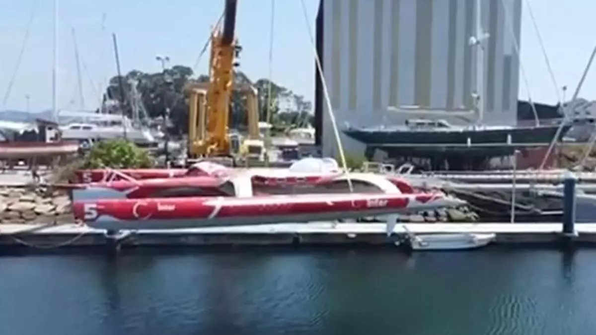 El trimarán francés recuperado en A Illa