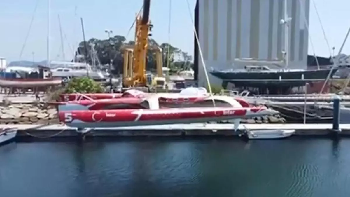 El trimarán francés que se recuperó de sus heridas en A Illa