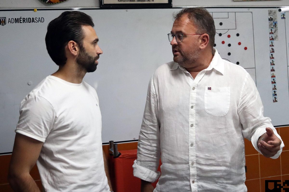 Antonio Rodríguez Osuna, alcalde de Mérida, habla con Fran Beltrán, entrenador del conjunto romano.