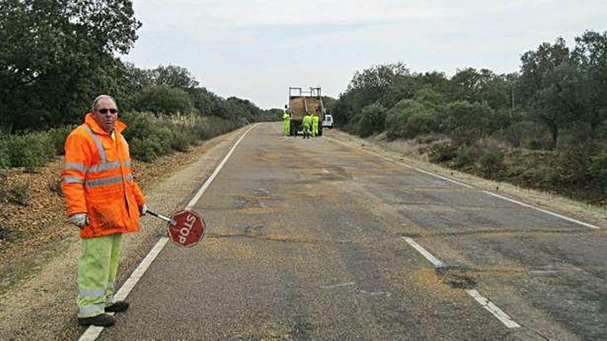 Bacheado realizado en los últimos años en la ZA-P-2553, ahora accesible en uno de los tramos.