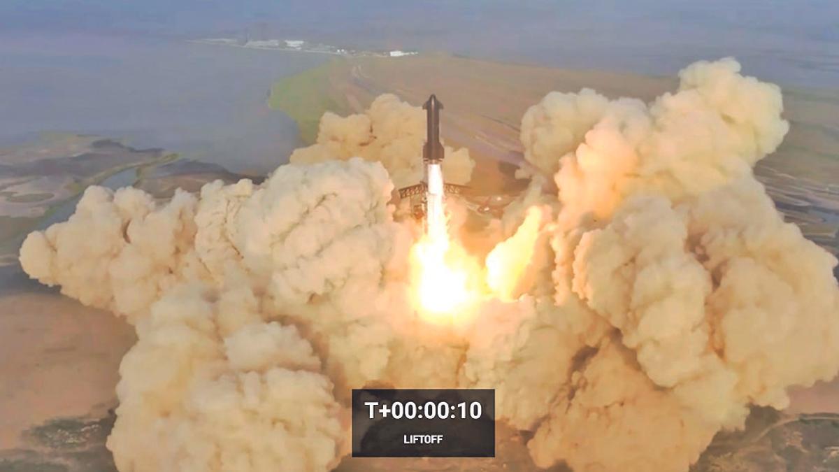 El primer intento de despegue de la nave Starship de SpaceX acabó con el cohete hecho añicos.