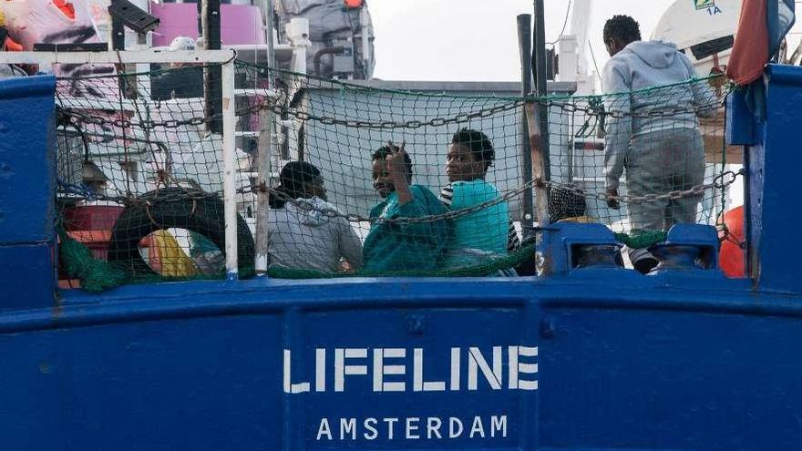 Inmigrantes a bordo del barco de la ONG alemana Lifeline.