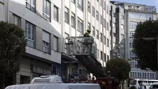 Operación de Policía y Bomberos de Santiago para auxiliar a una mujer que se cayó en su casa