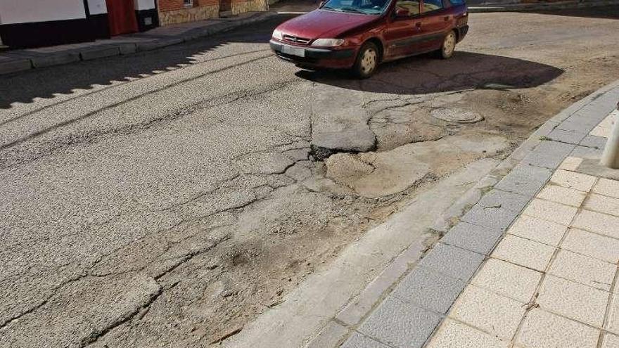 Estado del firme en la travesía de Coreses.