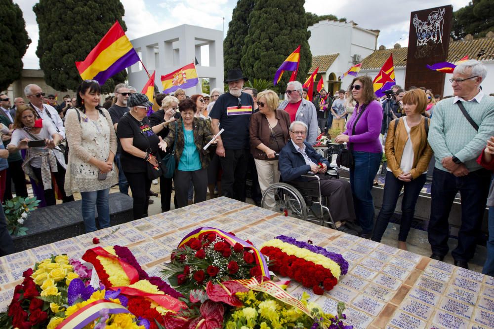 Homenaje en la fosa común de Paterna