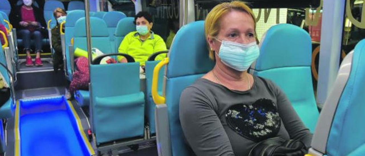 Pasajeros con mascarilla en el transporte público en la capital grancanaria.