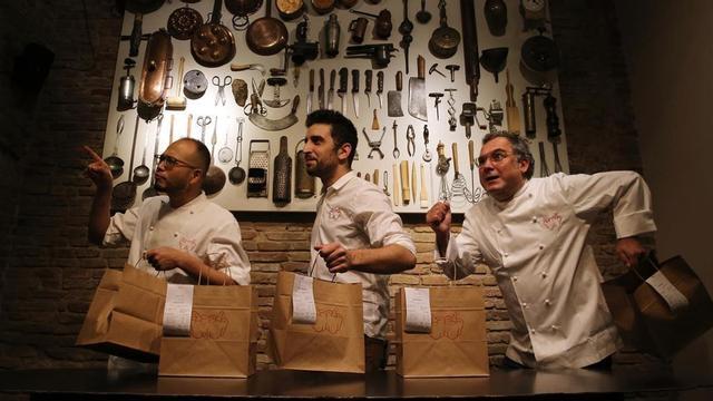 Takeshi Somekawa, Adrià de Pablo y Albert, con el 'delivery' del restaurante Dos Pebrots.