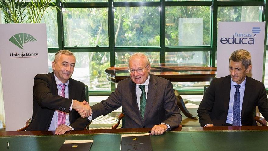 Firma del convenio entre Unicaja y la Universidad de Valladolid.