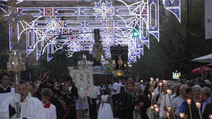 La procesión de la Virxe do Carmen y del Cristo a su paso por la avenida de Ourense.// Santos Álvarez