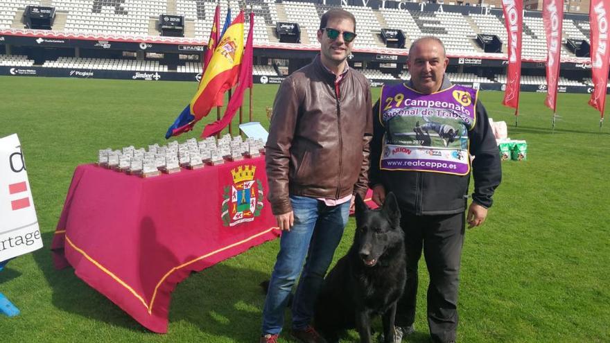 Gonzalo Vicente Cortés, con su perro y el concejal de Deportes.