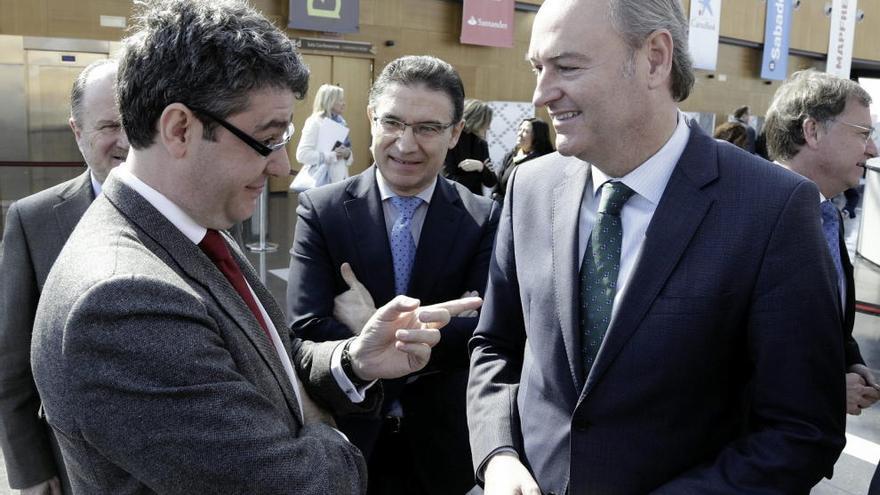 Alberto Fabra  junto al director de la Oficina Económica de la Moncloa, Álvaro Nadal  tras inaugurar el certamen Forinvest 2015.