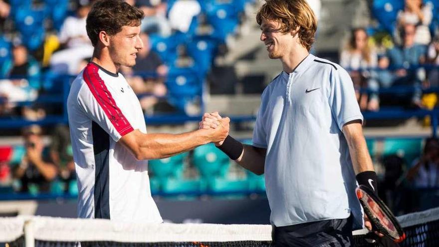 Carreño felicita al ruso Rublev al final del partido de ayer en Abu Dabi.