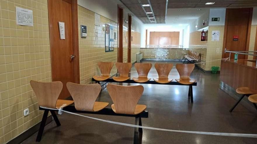 Zona de una consulta del centro de salud de Otero (Oviedo) acordonada por una sospecha de coronavirus.