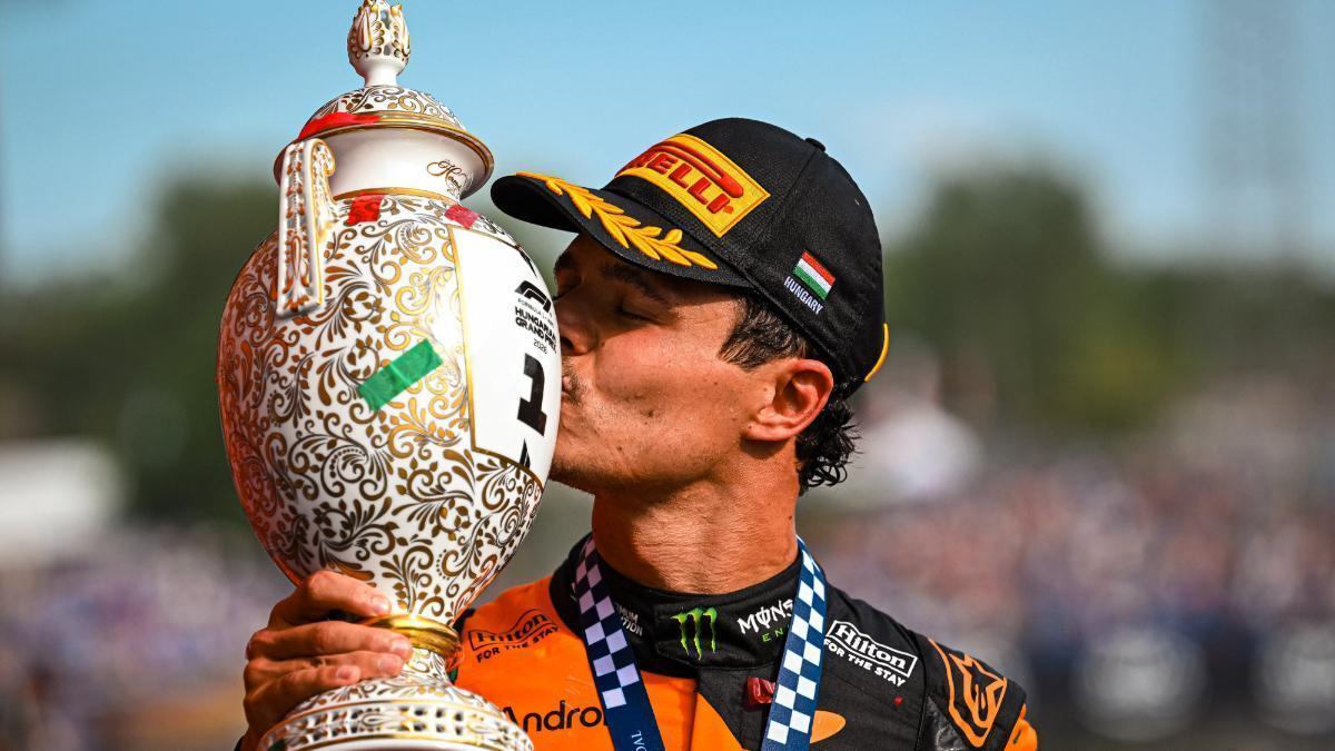 Norris besa el trofeo de Hungría