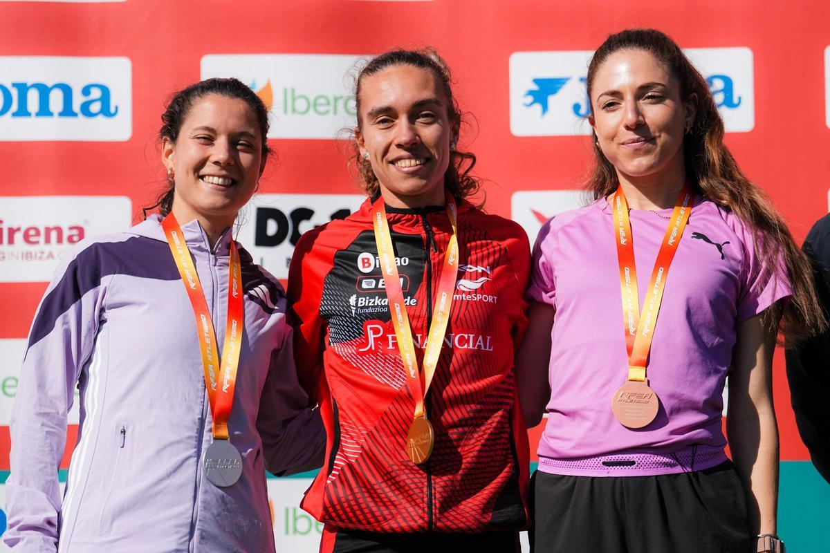 A la izquierda, Isabel Barreiro, subcampeona de España de España en 10 kilómetros en ruta.