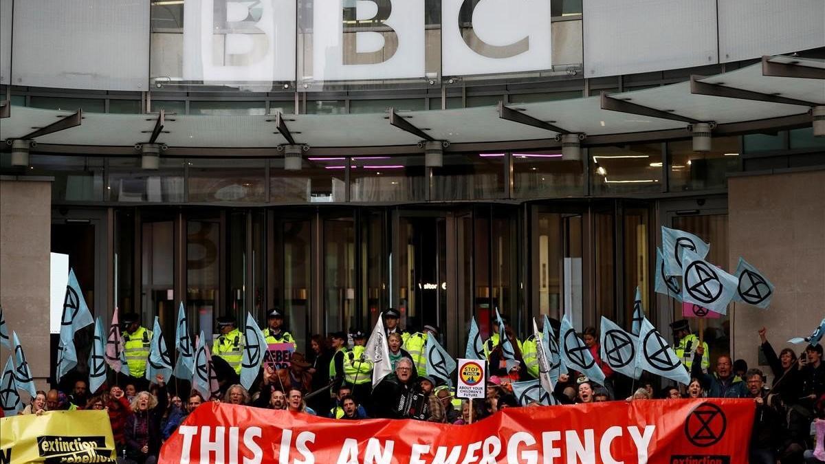 Manifestantes bloquean la entrada de la BBC