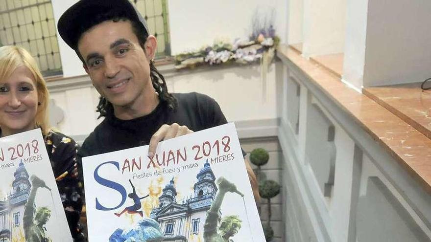 Diana López Antuña y César Frey muestran el cartel de las fiestas de San Xuan.