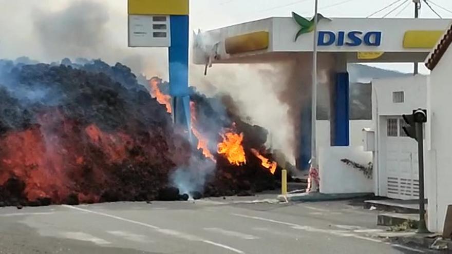 La lava llega a la gasolinera de La Laguna.