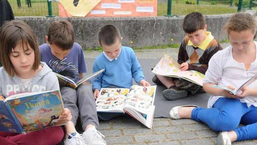 Escolares leen libros no parque de Miraflores nunha celebración das Letras Galegas. // G. S.