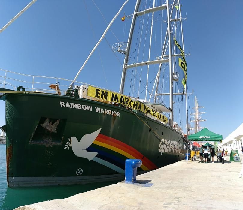 El Rainbow Warrior, buque insignia de Greenpeace, anclaba este sábado en el puerto de Málaga, donde permanecerá varios celebrando jornadas de puertas abiertas para quienes quieran visitarlo