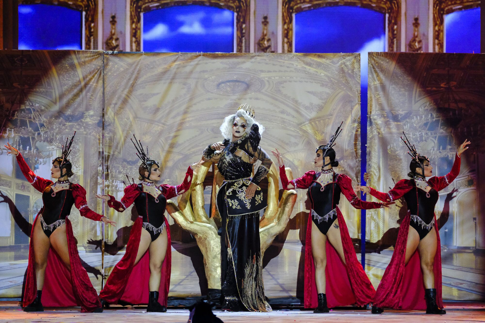 15. Drag Ignea (Sergio Encinoso Domínguez) Con el patrocinio de Ferretería Encinoso presenta y con un diseño de Melanie Suárez Armas presenta el espectáculo Magia.