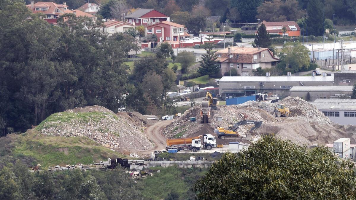 Los escombros que se amontonan en el polígono de A Pasaxe