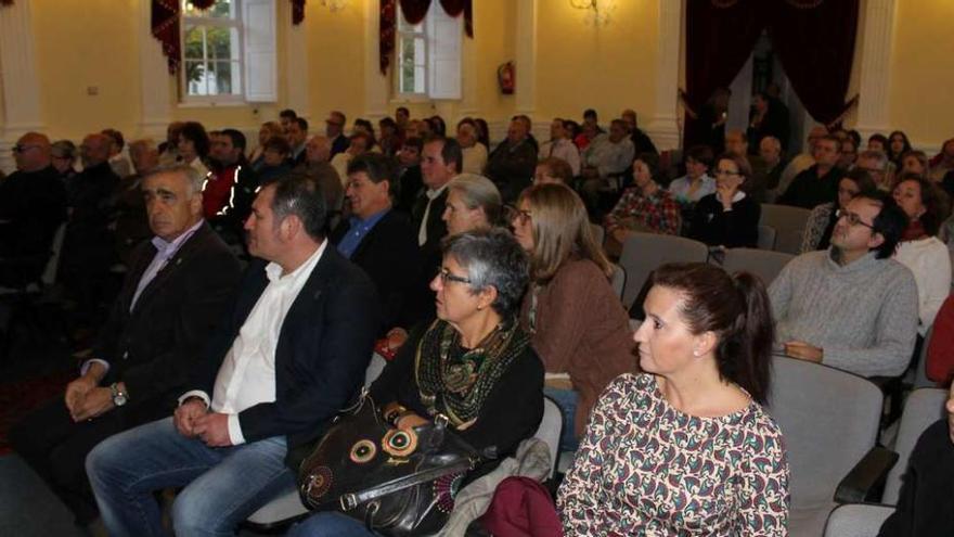 Parte de los asistentes, ayer, al coloquio celebrado en la Casa de Cultura de Castropol.